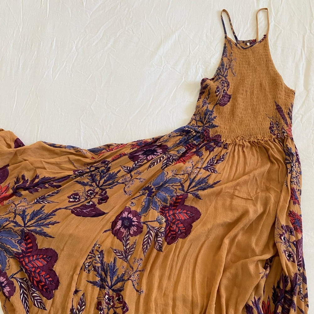 Gorgeous airy and flowy mid-length dress